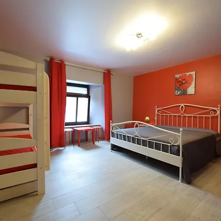 Сasa de vacaciones Farmhouse Cottage In The Ardennes With Hot Tub, Billiards & All Modern Comforts