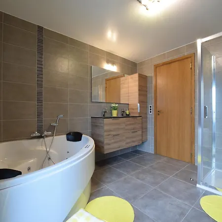 Farmhouse Cottage In The Ardennes With Hot Tub, Billiards & All Modern Comforts Сasa de vacaciones Marfontaine