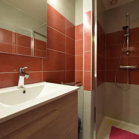 Pretty With Billart And 2 Bathrooms